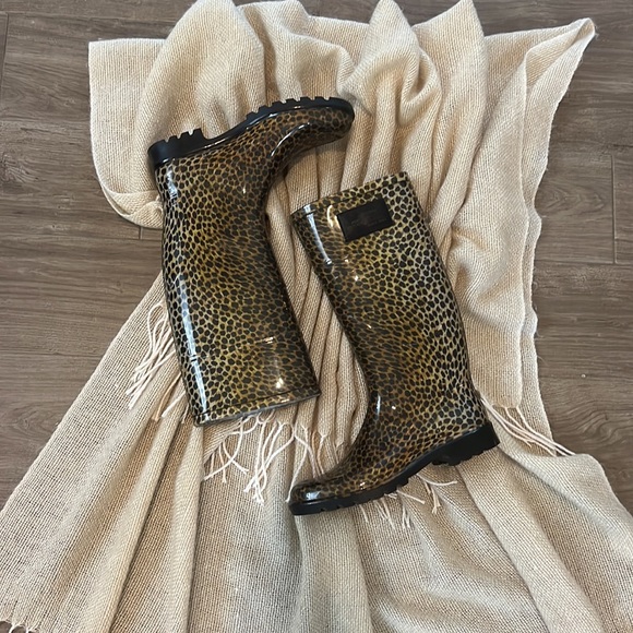 D&G animal print rain boots, Size 37 euro size. - Picture 2 of 9